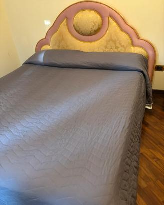 Letto matrimoniale con cuscini e materasso