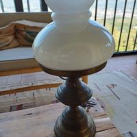 Lampada base in ottone e vetro bianco opalino