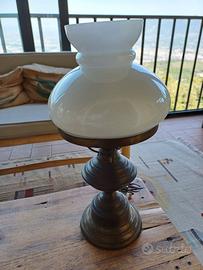 Lampada base in ottone e vetro bianco opalino