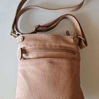 Borsa in pelle martellata a tracolla da postino