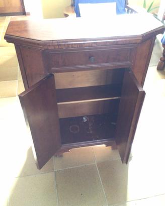 Mobiletto in legno