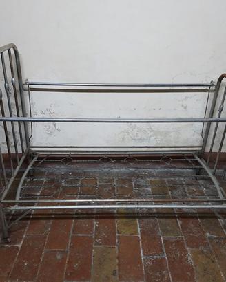 Letto da bambino vintage in metallo, anni 40/50