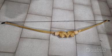 Arco decorativo in legno intagliato con 20 frecce