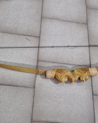 Arco decorativo in legno intagliato con 20 frecce
