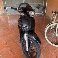 Scarabeo 50 cc 2 tempi con bauletto