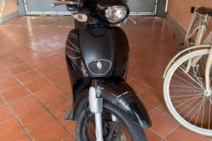 Scarabeo 50 cc 2 tempi con bauletto