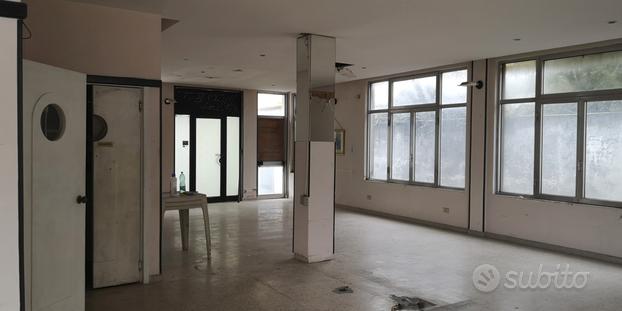 Viale Merello ristorante spazio esterno PRIVATO