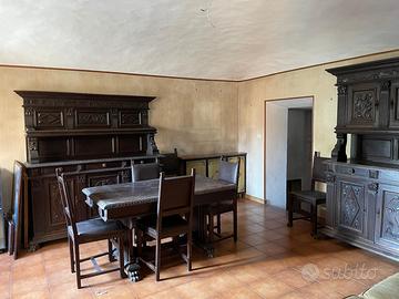 Stile Impero soggiorno con due mobili tavolo sedie