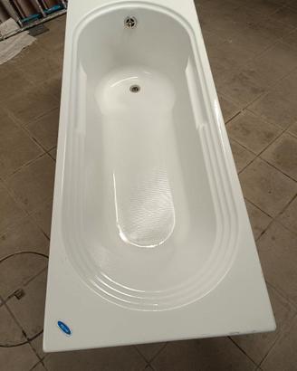 Vasca da bagno in vetroresina.