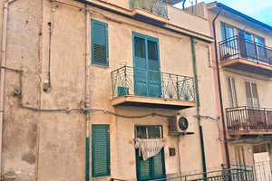 casa a tre livelli  