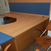 Scrivania ad angolo con penisola e cassettiera