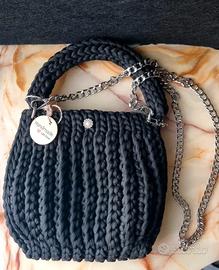 Borsa nera di design lavorata a maglia con catena