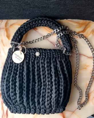 Borsa nera di design lavorata a maglia con catena