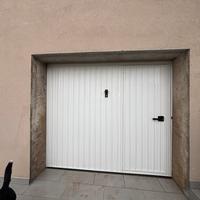 Portone basculante con porta, bianco