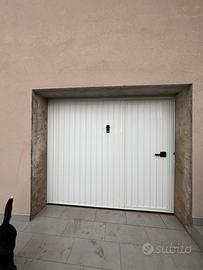 Portone basculante con porta, bianco