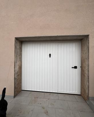 Portone basculante con porta, bianco