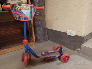 Monopattino Spiderman 3 ruote
