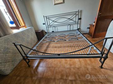 Struttura letto matrimoniale in ferro battuto