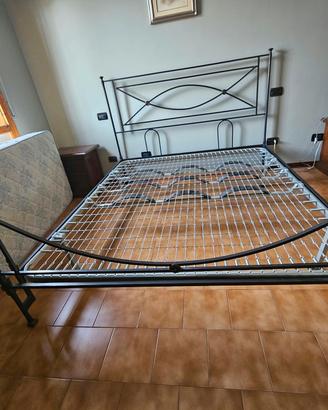 Struttura letto matrimoniale in ferro battuto