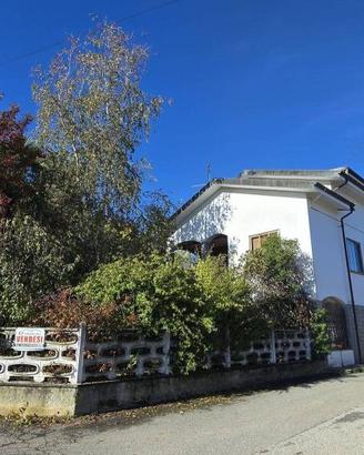 Villa di 215 m² con più di 5 locali e box auto a R