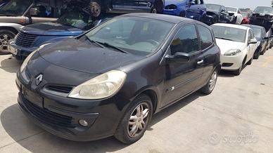 Renault Clio 1.150cc benzina anno 2006 x ricambi