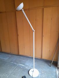 Lampada da terra luce regolabile