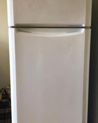 Indesit A+ Frigorifero con congelatore