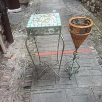 tavolino in mosaico e porta vaso, bottiglia