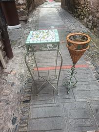 tavolino in mosaico e porta vaso, bottiglia