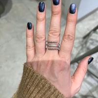 anello a fascia in oro bianco e diamanti