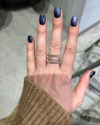 anello a fascia in oro bianco e diamanti