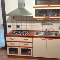 cucina completa di piano cottura lavello e forno