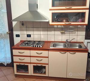 cucina completa di piano cottura lavello e forno