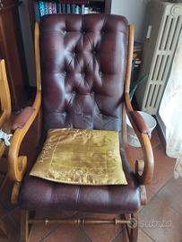 Sedia a dondolo vintage modello Chesterfield 
