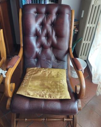 Sedia a dondolo vintage modello Chesterfield 