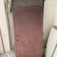 Portone rosa tutto in ferro con serratura e chiave