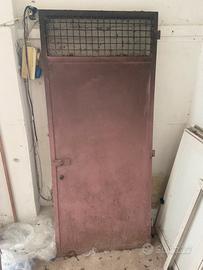 Portone rosa tutto in ferro con serratura e chiave