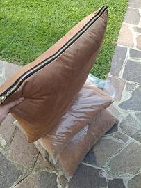 Cuscini in velluto marroni