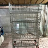Scaffale in metallo con ruote