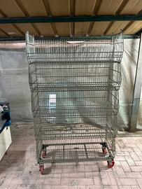 Scaffale in metallo con ruote