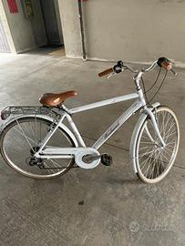bicicletta uomo bianca