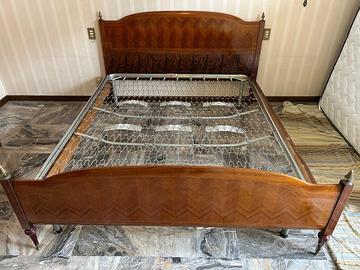 Camera antica in legno e marmo