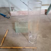 vaso in ceramica bianca con dettagli in