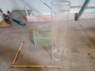 vaso in ceramica bianca con dettagli in