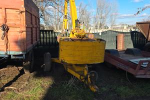 Caricaletame trainato con benna