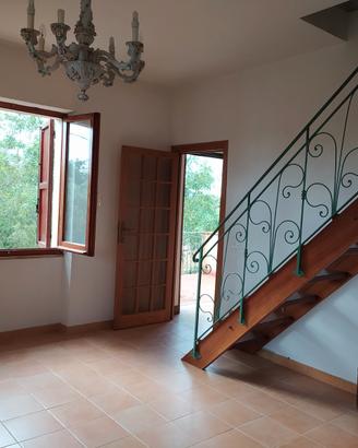 Casa su 2 piani indipendenti + terreno mq.12.960