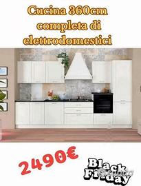 Cucina con elettrodomestici