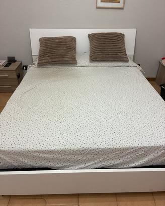 Letto matrimoniale con cassettone