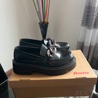 Mocassini Bata nero lucido con catena decorativa