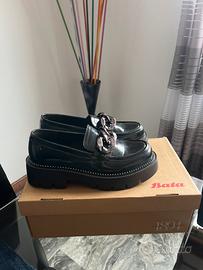 Mocassini Bata nero lucido con catena decorativa